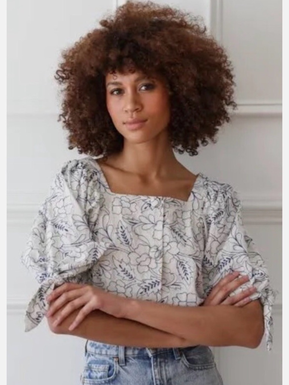 Millie size XS EUC Square-Neck Floral Tie-Sleeve Blouse in White and blue